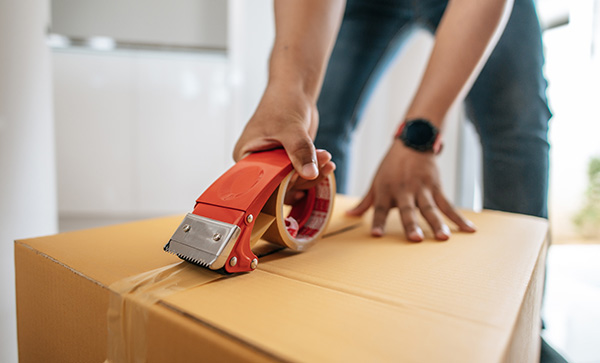 Master the art of preparing belongings for storage efficiently.